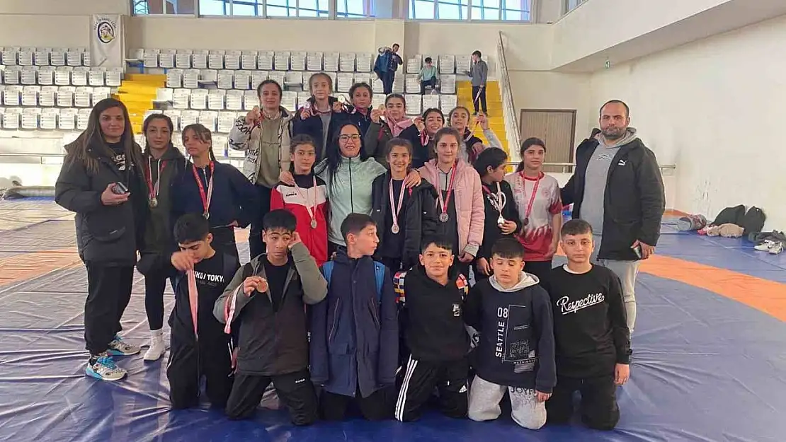 Salihlili güreşçilerden Manisa'da büyük başarı