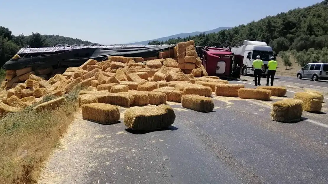 Saman yüklü tır devrildi, yol ulaşıma kapandı