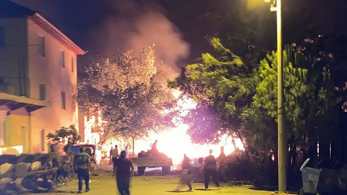 Samanlıktan yükselen alevler mahalleye korku dolu anlar yaşattı