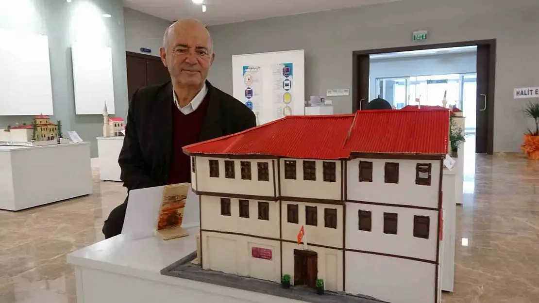 Sanatçı İbrahim Güneş'ten Kütahya'nın tarihi mekanlarını tanıtan maket sergisi