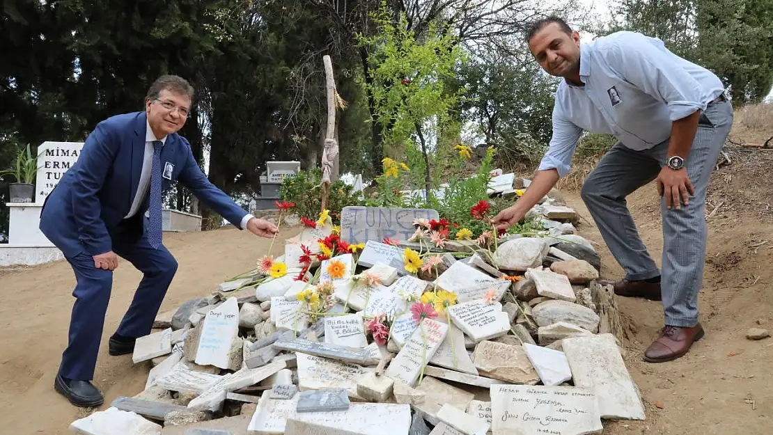 Sanatçı Tuncel Kurtiz, vefatının 10. yılında kabri başında anıldı