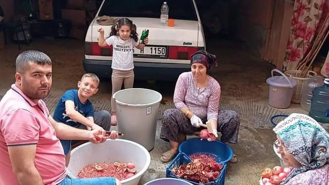 Sarıgöl'de evlerde nar ekşisi yapımına başlandı