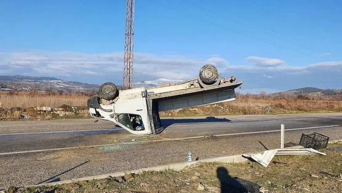 Sarıgöl'de kamyonet takla attı: 2 yaralı