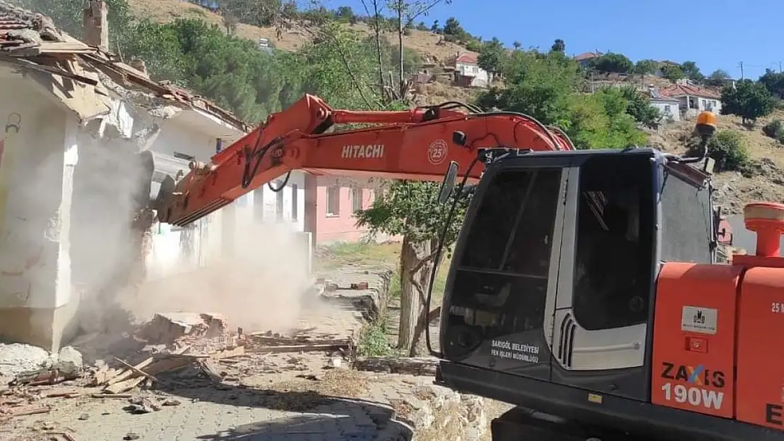 Sarıgöl'de okulları yenileme çalışmaları devam ediyor