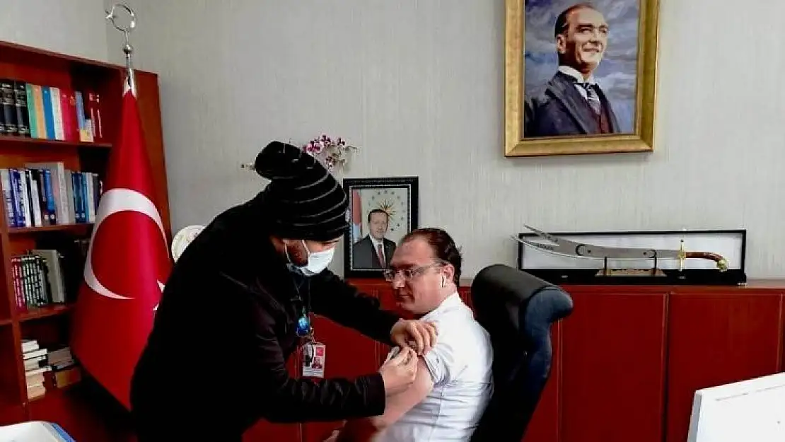 Sarıgöl Kaymakamı korona virüs aşısı oldu