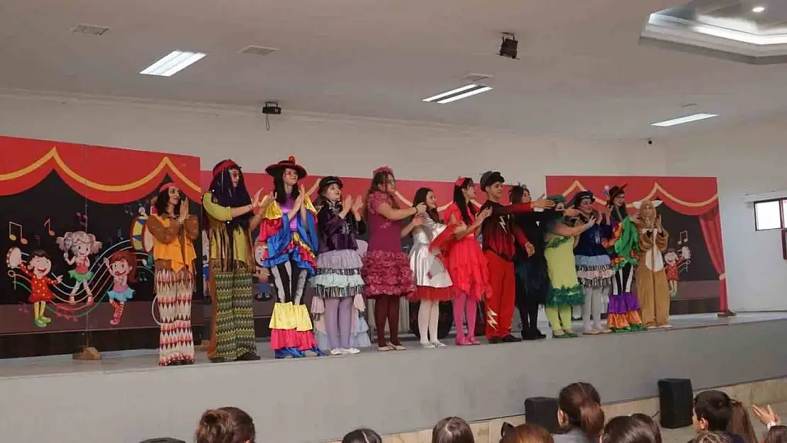 Sarıgöllü çocuklar 'Sevimli müzisyenler hiç kişilik orkestra' ile doyasıya eğlendi