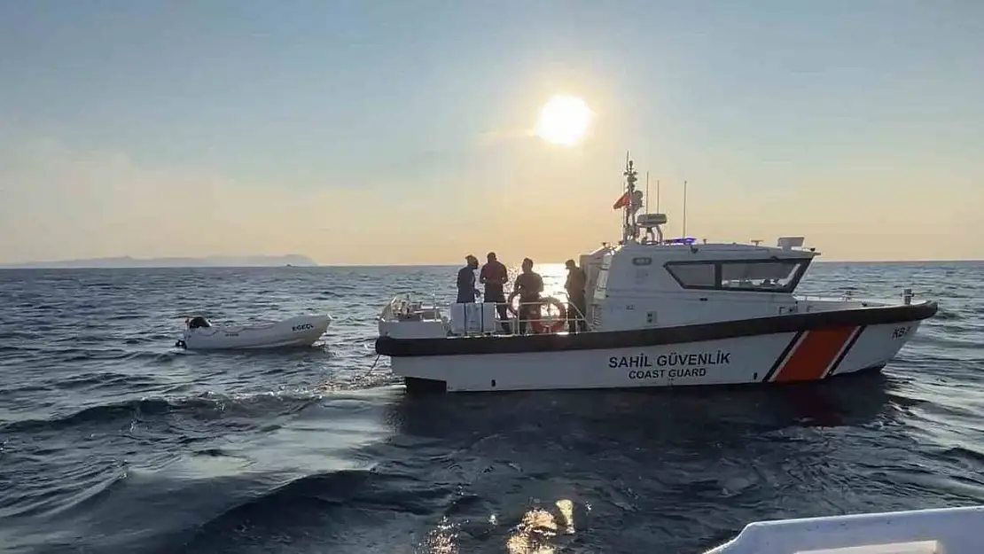 Saros Körfezi'nden Zürafa kayalıklarına sürüklenen tekneyi Sahil Güvenlik kurtardı