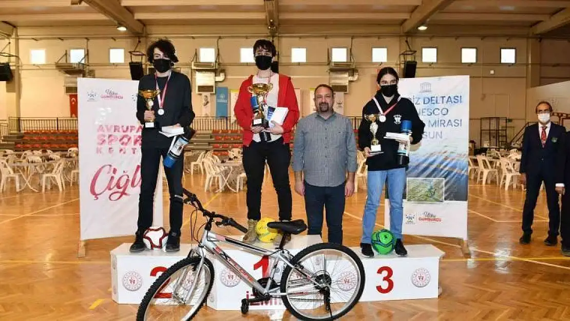 Satranç sporcuları Çiğli'de kıyasıya yarıştı