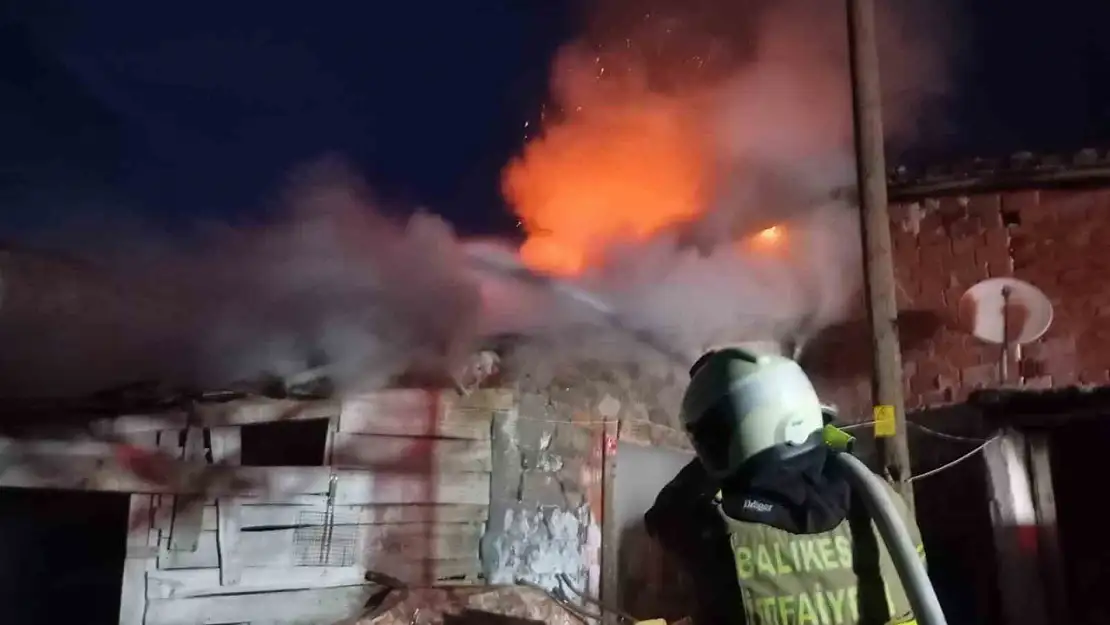 Savaştepe'de ev ve ahır yangını, 600 balya saman yandı