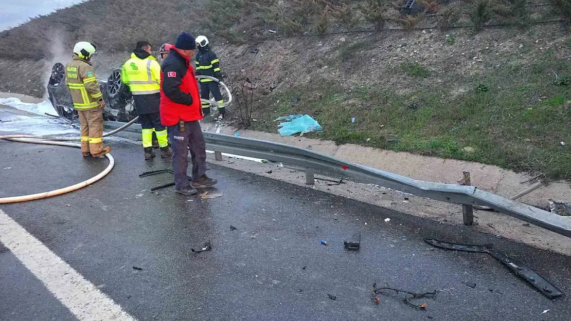 Savaştepe'de otobanda bariyerler çarpan araç yandı: 2 yaralı