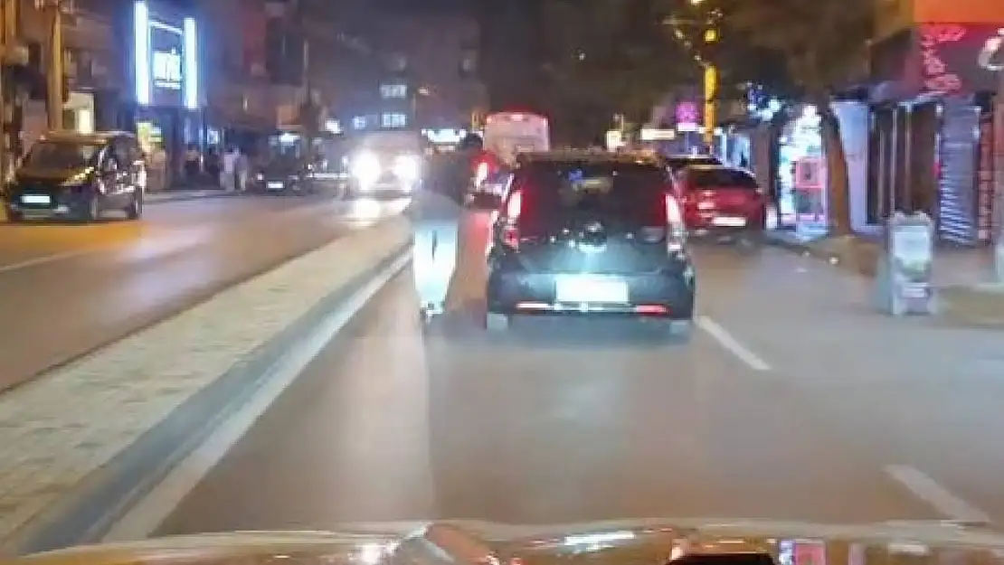 Scooterli gencin tehlikeli yolculuğu kamerada