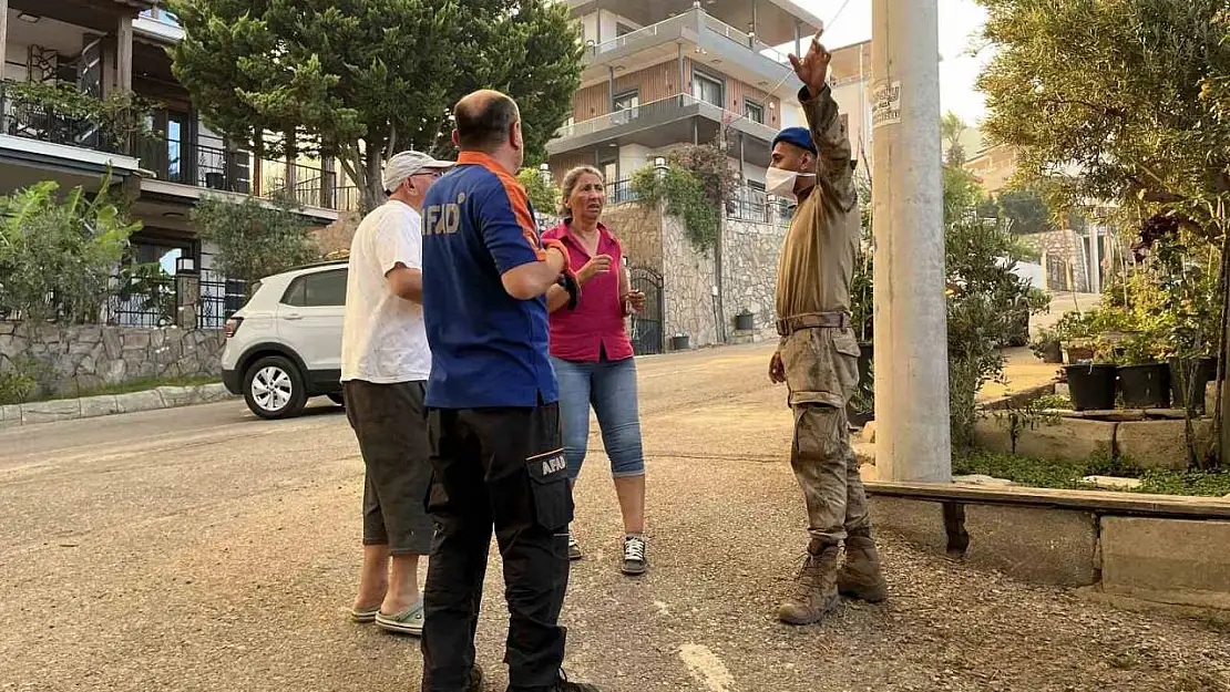 Seferihisar'da alevlerin yaklaştığı mahalle tahliye ediliyor