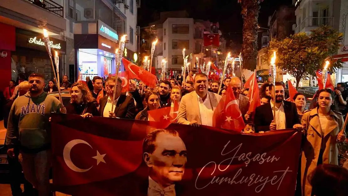 Seferihisar'da cumhuriyet coşkusu ile fener alayı