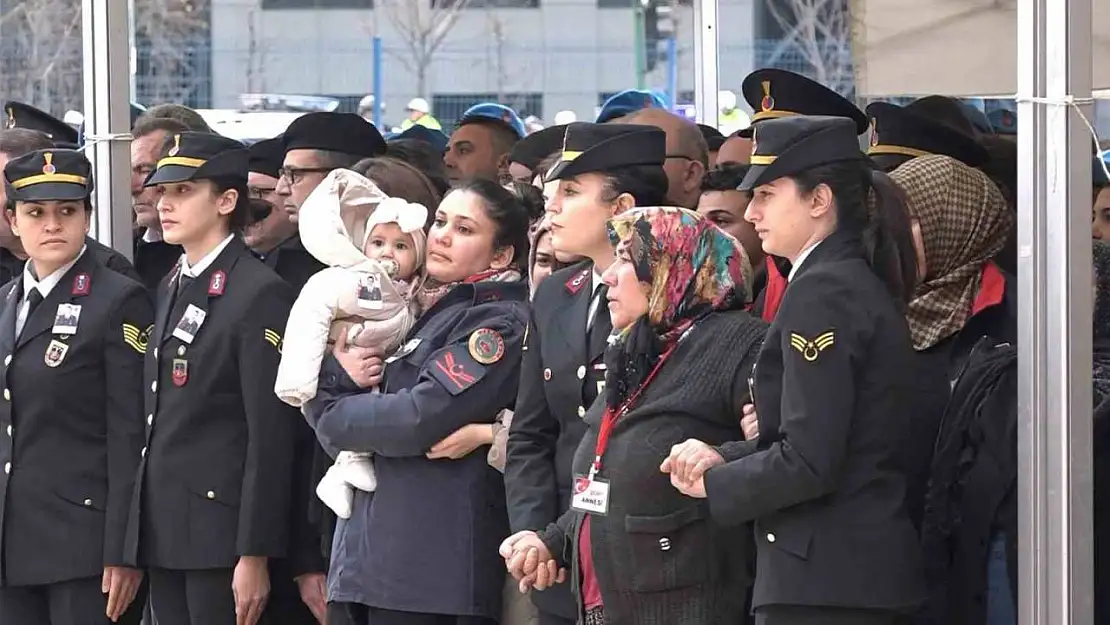 Şehidin 8 aylık bebeği her şeyden habersiz babasının Türk bayrağına sarılı tabutuna baktı