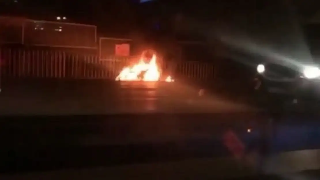 Şehrin en işlek caddesinde motorunu ateşe verip gitti
