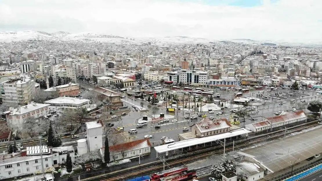 Şehrin merkezine yağan kar drone ile görüntülendi