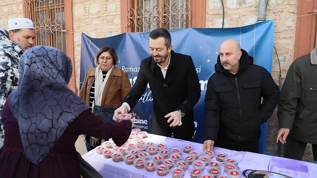 Şehzadeler Belediyesinden helva ikramı