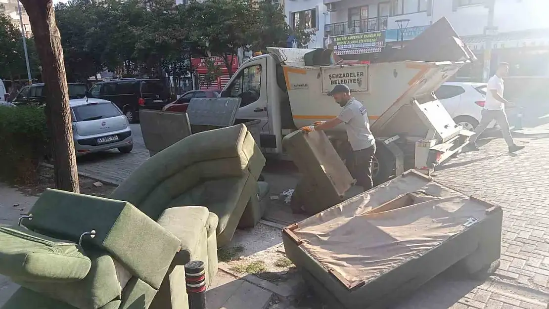 Şehzadelerde konteyner kenarına terk edilen atıklar toplanıyor