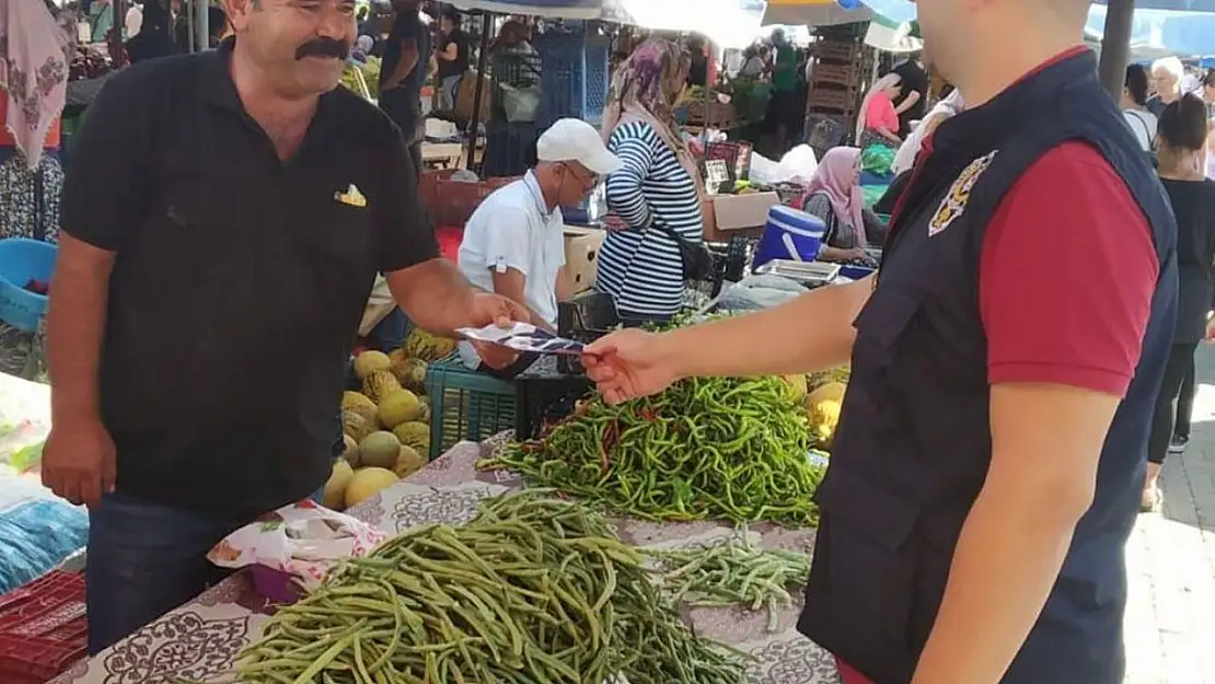 Selçuk Polisi pazarda vatandaşları dolandırıcılık yöntemlerine karşı bilgilendirdi