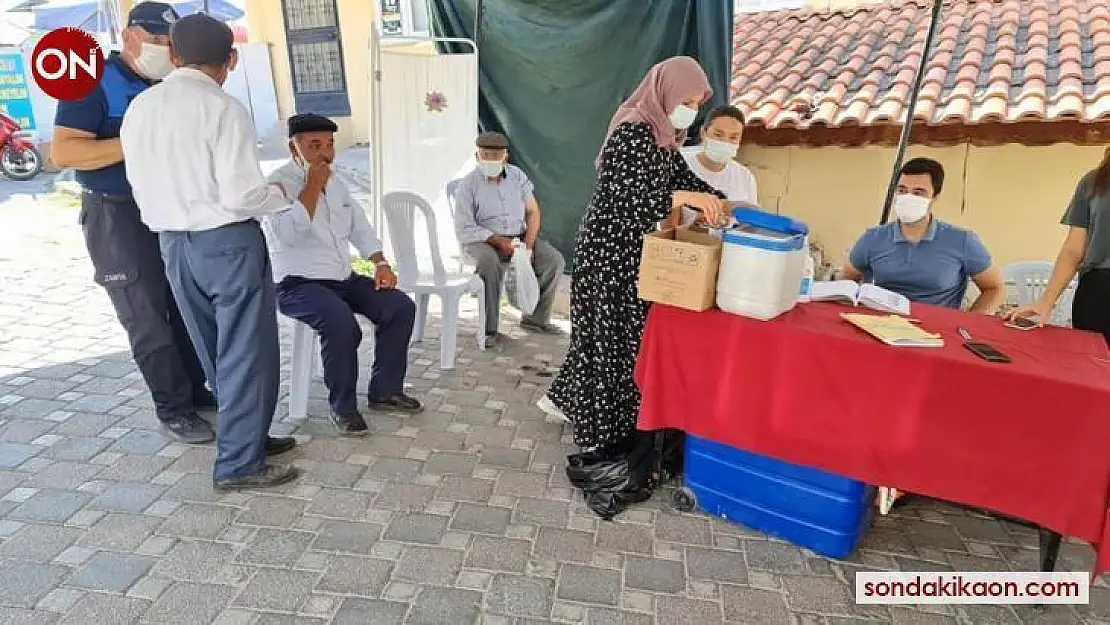 Selendi'de gece gündüz aşılama çalışmaları sürüyor