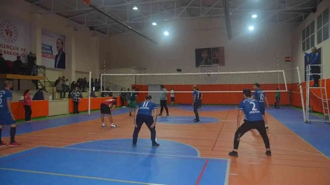 Selendi'de kurumlar arası voleybol turnuvası başladı