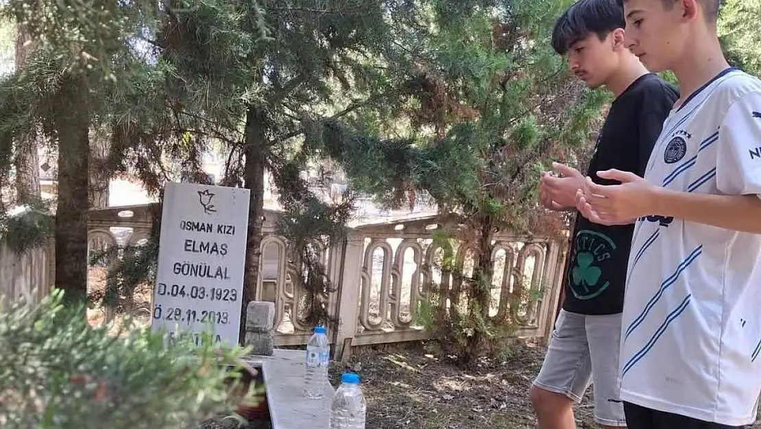 Selendi'de mezarlıklara ziyaretçi akını