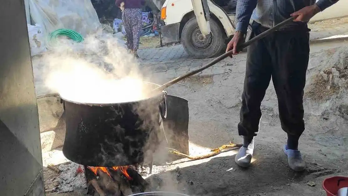 Selendi'de şifa kaynağı pekmez kaynatılmaya başlandı