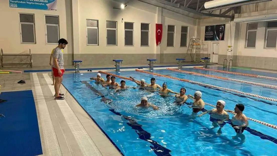 Selendili muhtarlar yüzmeyi öğreniyor