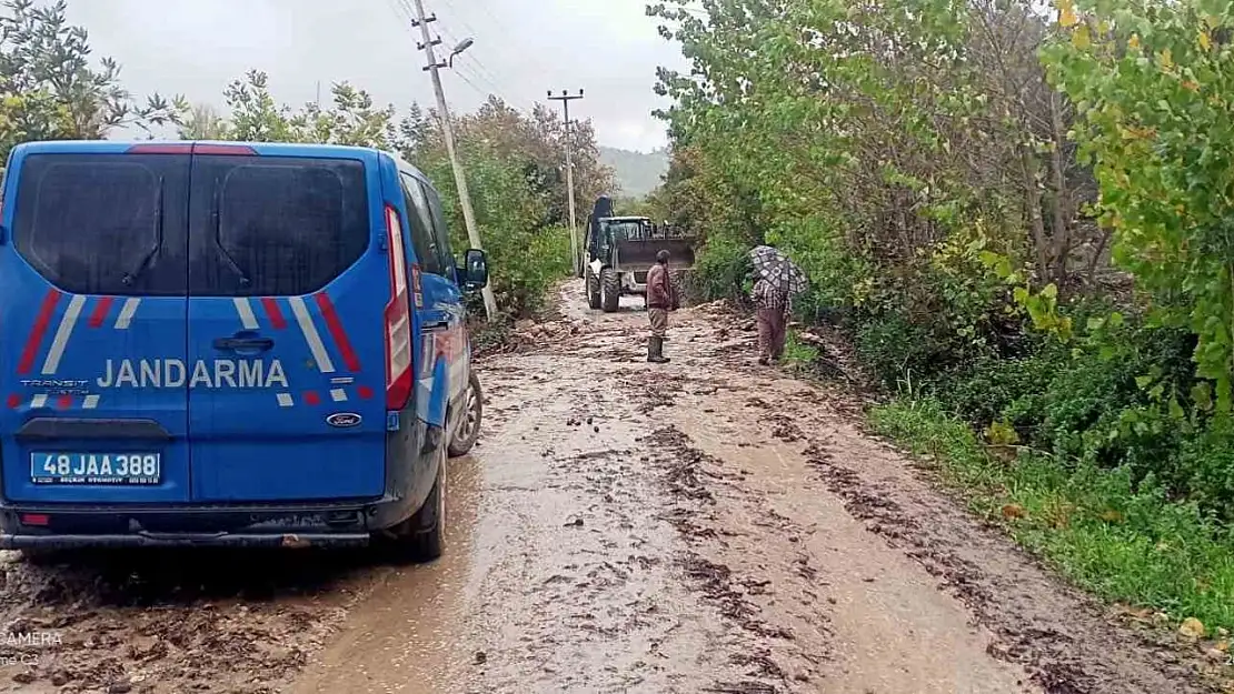 Seydikemer'de dere taştı, mahsur kalan hayvanlar kurtarıldı