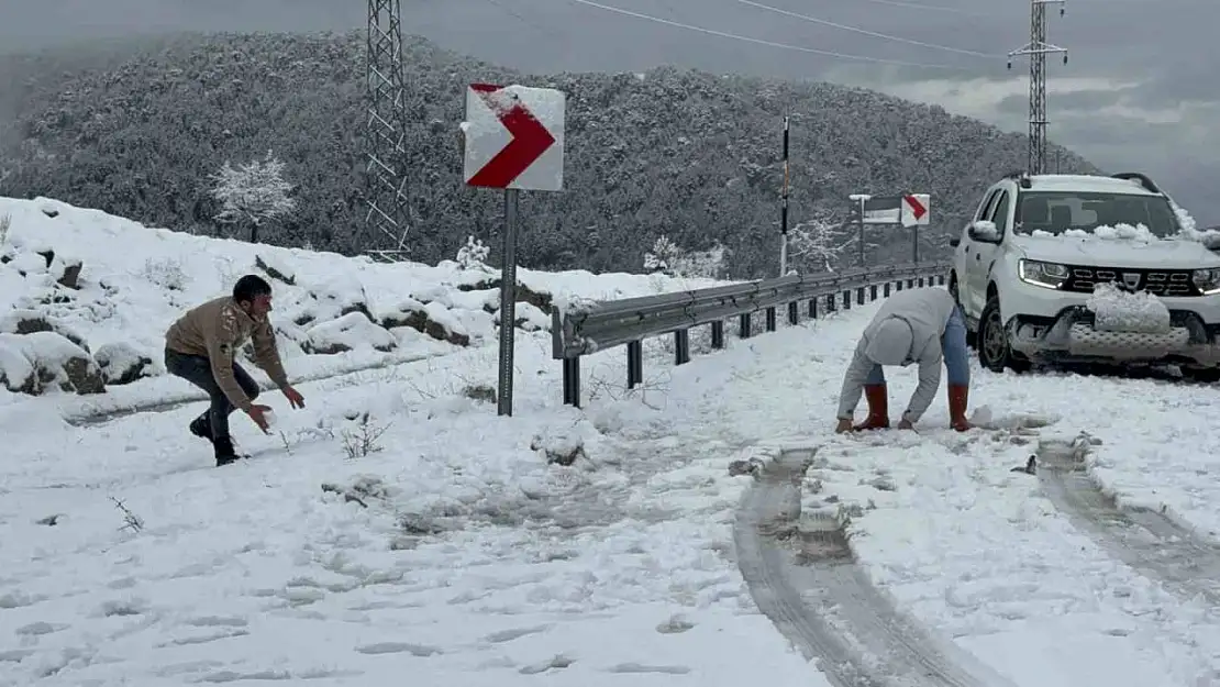 Seydikemer'de yüksek kesimler beyaza büründü