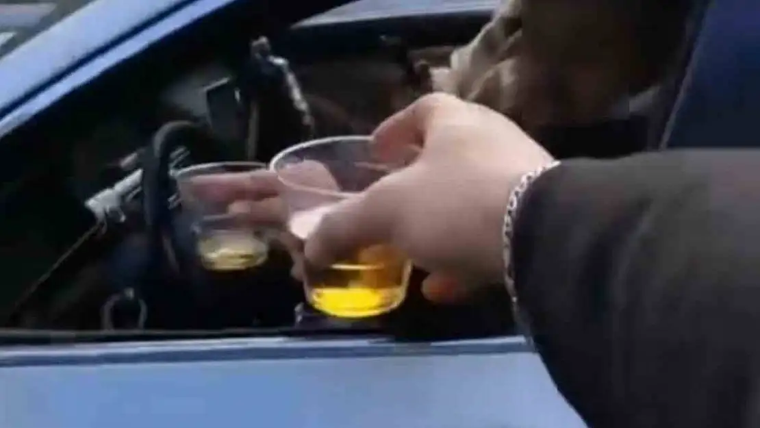 Seyir halinde alkol alıp kadeh tokuşturdu