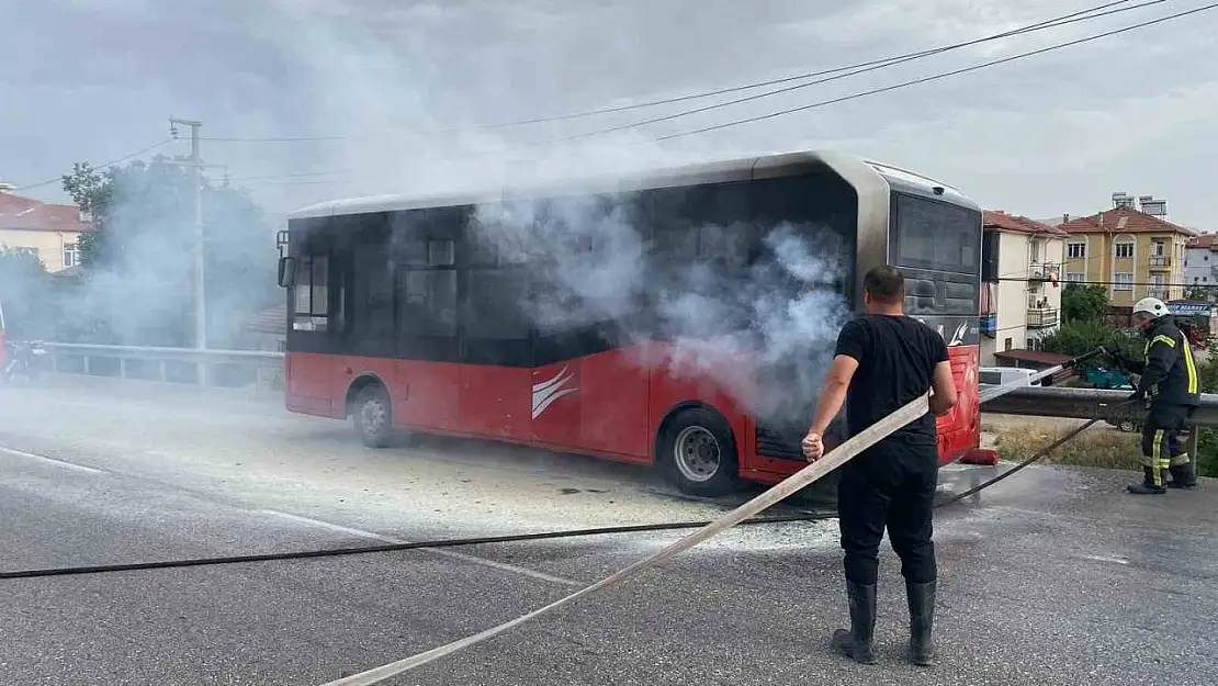 Seyir halinde yanan halk otobüsü paniğe neden oldu