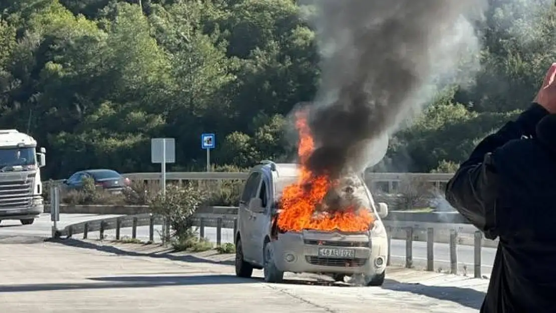 Seyir halindeki araç alev topuna döndü