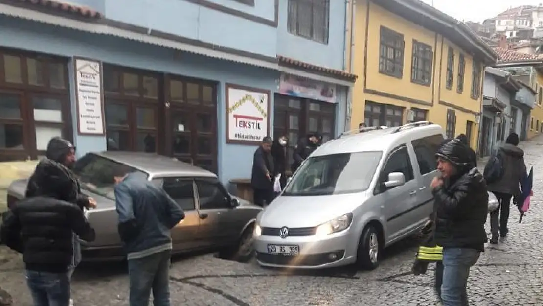 Seyir halindeki araç çöken yolun içine düştü