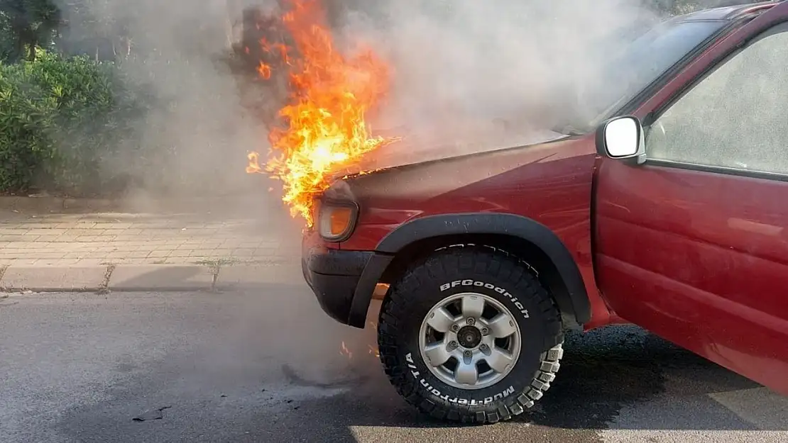 Seyir halindeki aracın motor kısmı alev topuna döndü