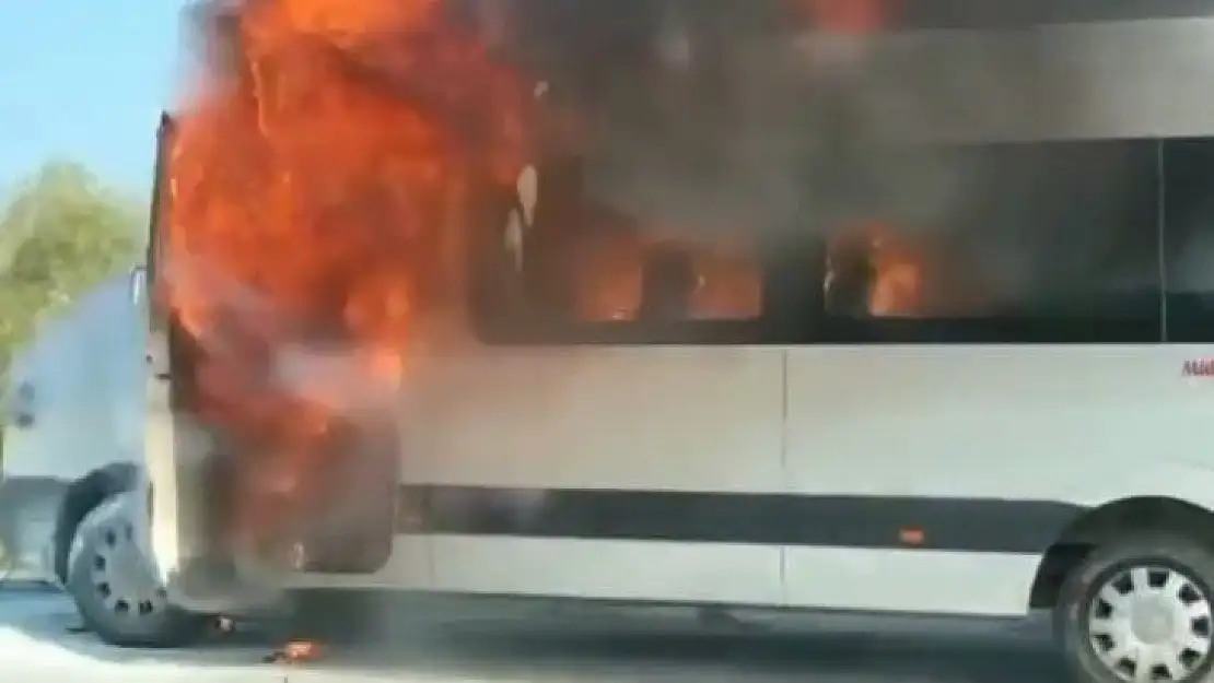 Seyir halindeki minibüs alevlere teslim oldu