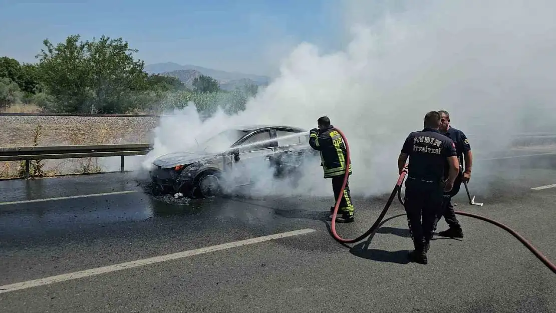 Seyir halindeki otomobil küle döndü