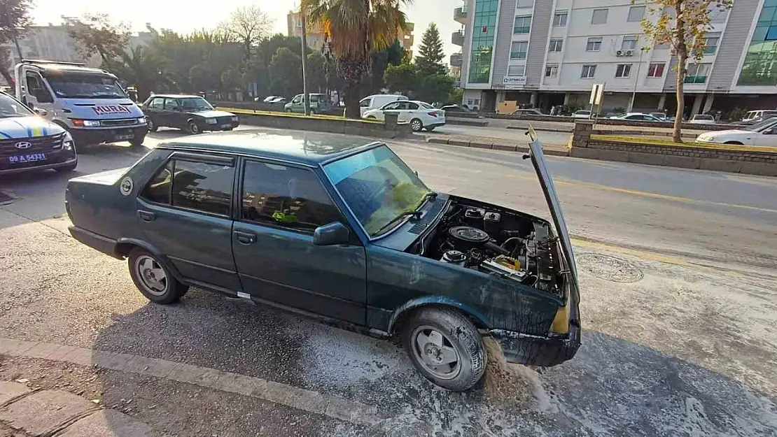 Seyir halindeki otomobildeki yangını itfaiye ekipleri söndürdü