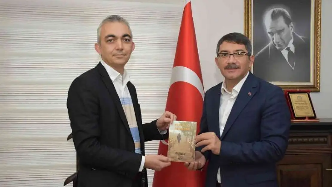 Şiir kitabını Başkan Çelik'e hediye etti