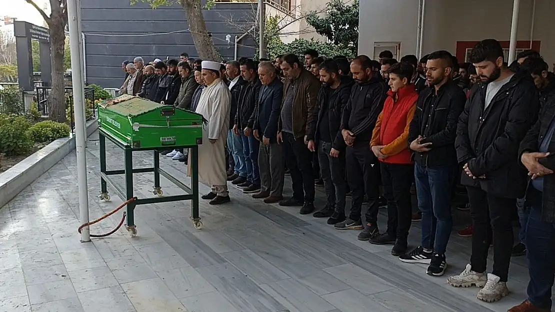 Silahla saldırıda öldürülen genç son yolculuğuna uğurlandı