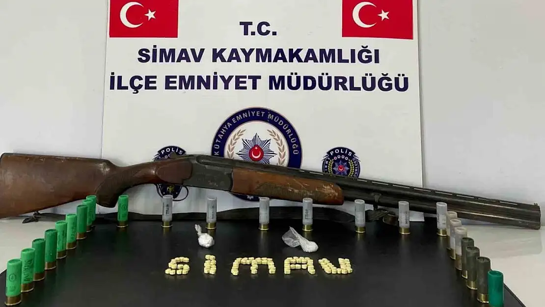 Simav'da durdurulan araçta ruhsatsız av tüfeği ve uyuşturucu ele geçirildi