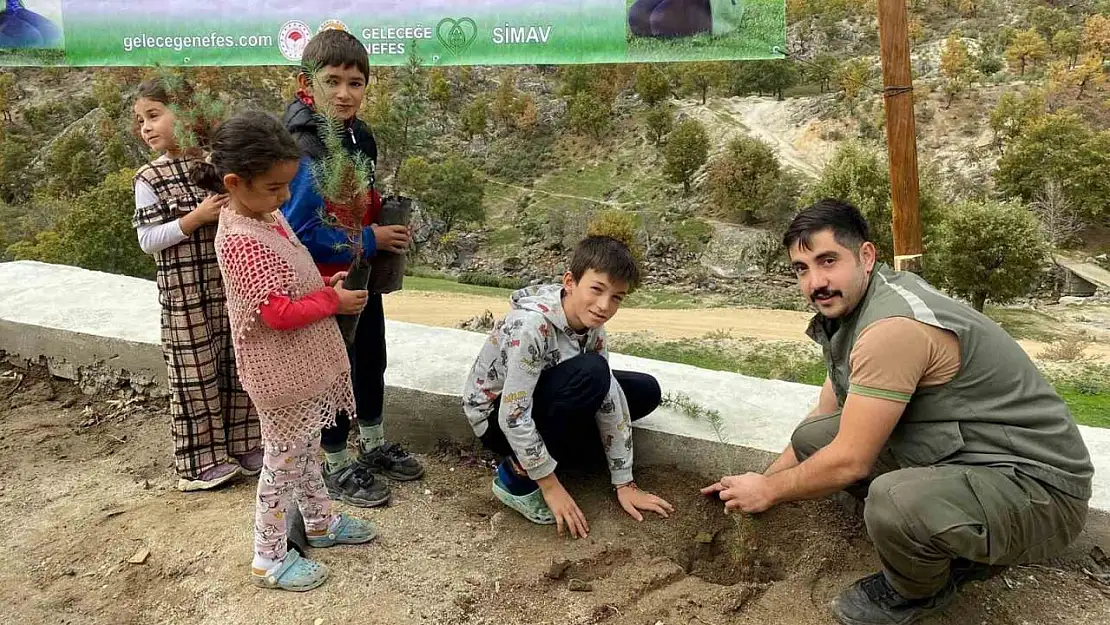 Simav'da okul ve cami bahçesine fidan dikimi