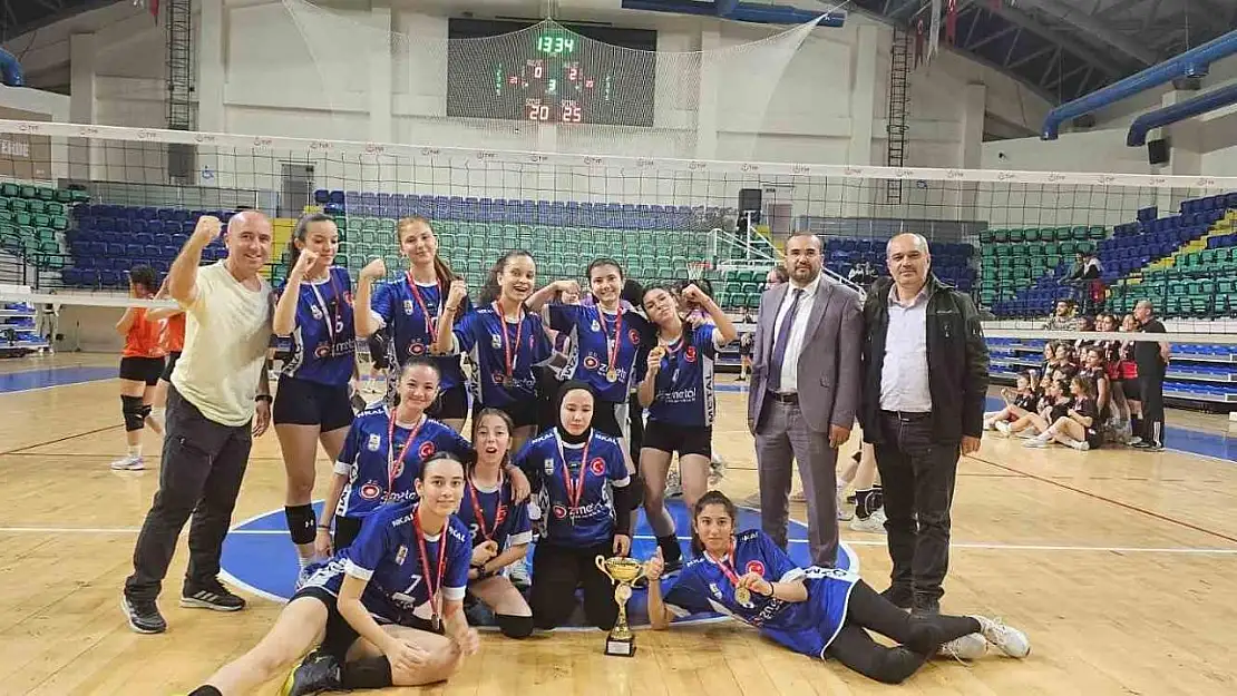 Simav Nurullah Koyuncuoğlu Anadolu Lisesi Genç Kızlar voleybol takımı il şampiyonu