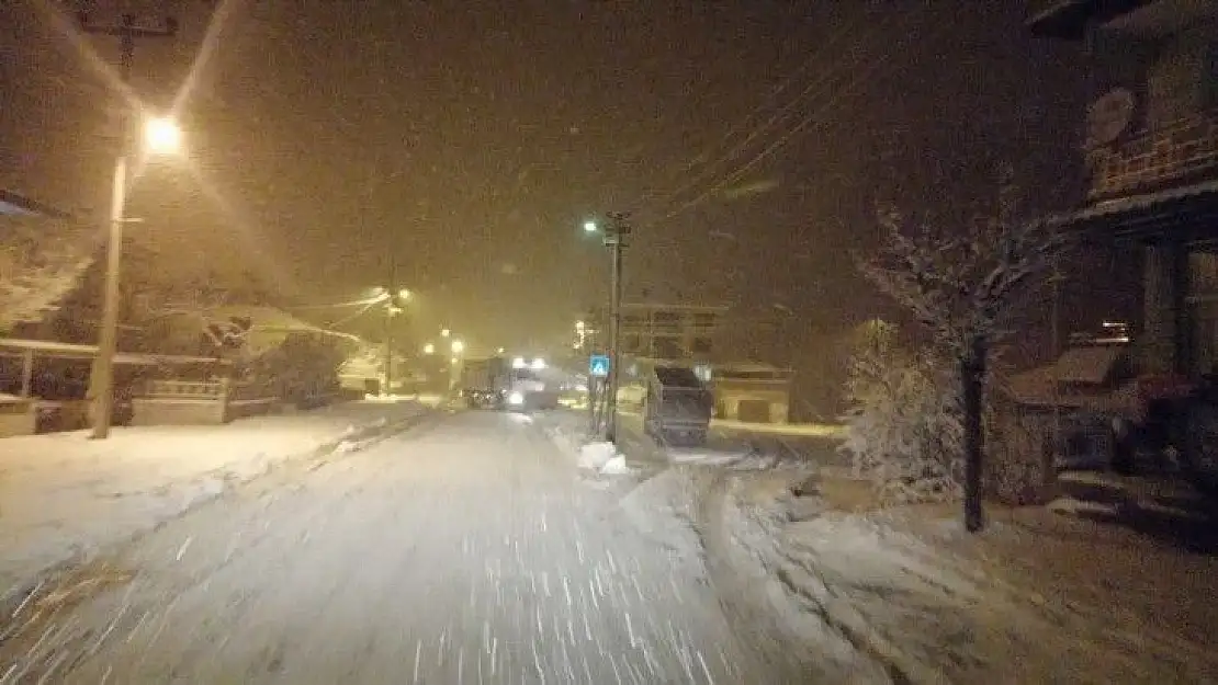 Sındırgı Belediyesi karla mücadelede durmak bilmiyor