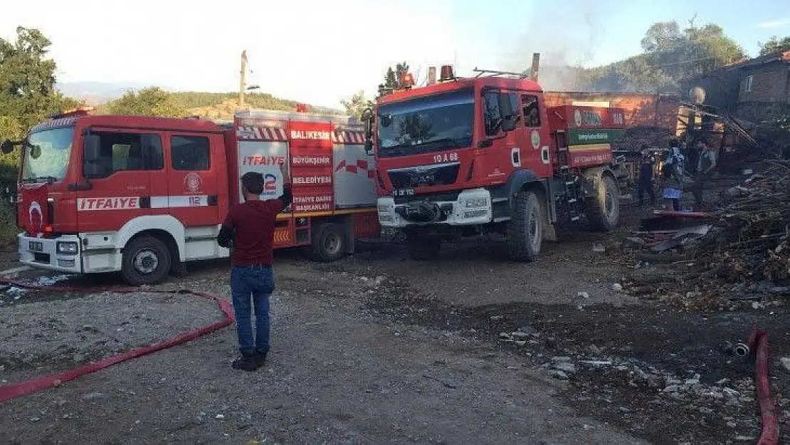 Sındırgı'da bir ev çıkan yangında küle döndü