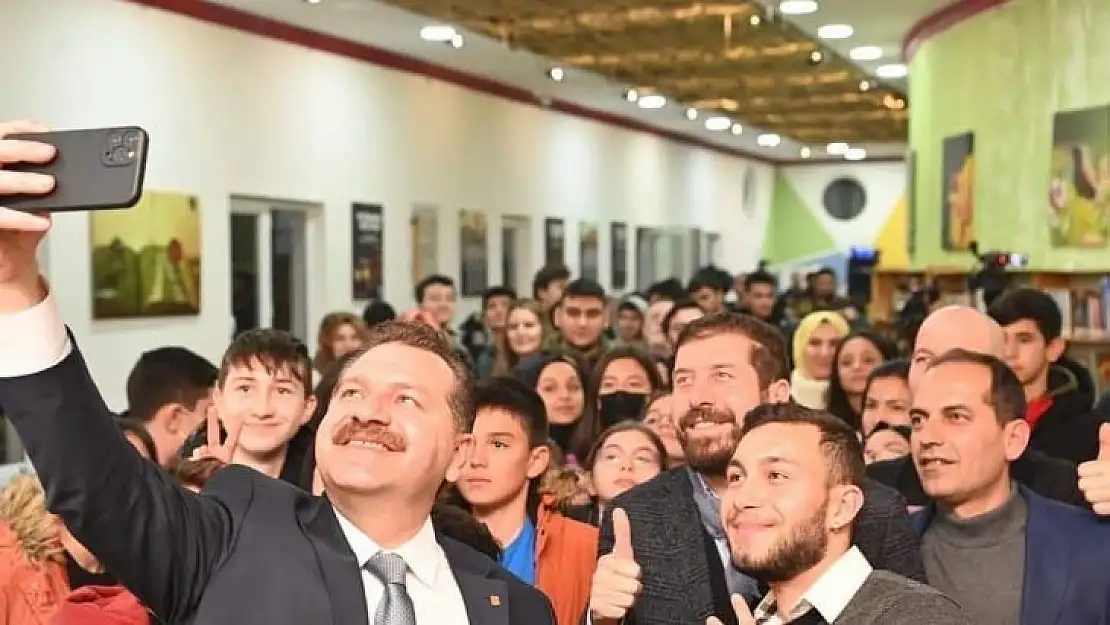 Sındırgı'da öğrencilerin konuğu Yücel Yılmaz oldu