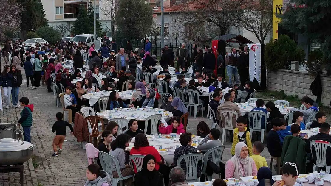 Sındırgı'da yaklaşık bin çocuk iftar yaptı