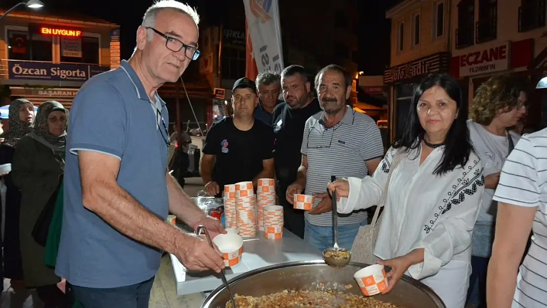 Sındırgı'da yüzlerce kişiye aşure dağıtıldı