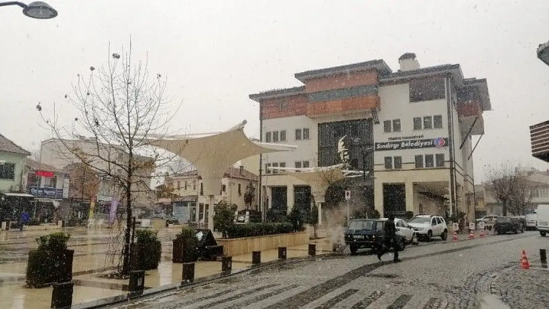 Sındırgı ve Gönen ilçelerinde kar yağışı etkili oluyor