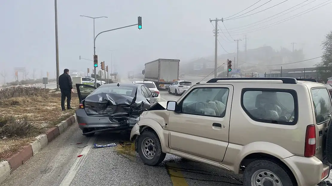 Sisli hava zincirleme kazayı beraberinde getirdi: 2 yaralı